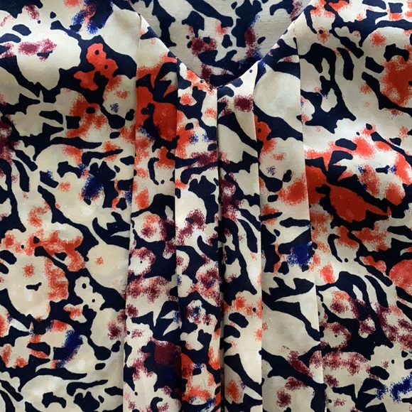 ⚡️ 5/$10 DKNYC Flowy Floral Sleeveless Blouse - Picture 3 of 11